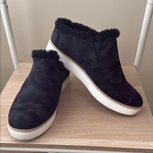 Dr. Scholl's Black Sneakers with Faux Fur Lining